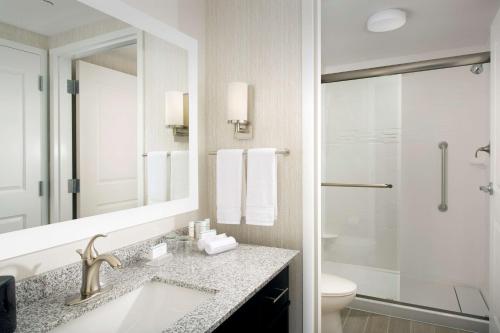 华盛顿华盛顿特区诺玛联合车站希尔顿惠庭套房酒店的一间带水槽、卫生间和镜子的浴室