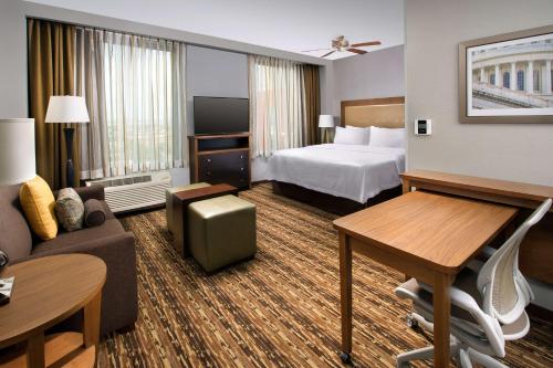 华盛顿华盛顿特区诺玛联合车站希尔顿惠庭套房酒店的酒店客房设有床和客厅。