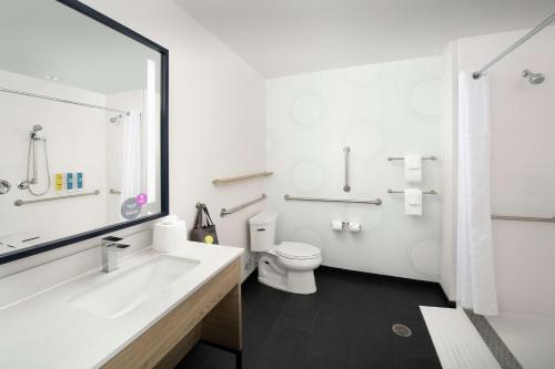 丹佛Tru By Hilton Denver Airport Tower Road的白色的浴室设有水槽和卫生间。
