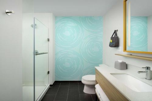 拉伯克Tru By Hilton Lubbock Southwest的带淋浴、卫生间和盥洗盆的浴室
