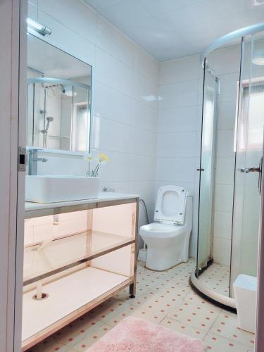 内罗毕Stunning and serene homes的一间带水槽、卫生间和淋浴的浴室