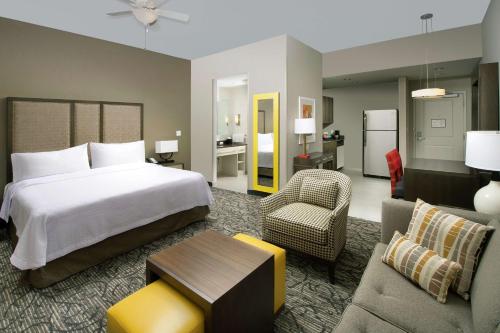 迈阿密迈阿密市区/布里克尔希尔顿惠庭套房酒店的一间卧室设有一张床和一间客厅。