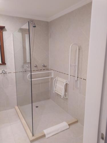 布宜诺斯艾利斯布宜诺斯艾利斯斯卡拉酒店的带淋浴、浴缸和盥洗盆的浴室