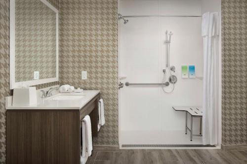 迈阿密Home2 Suites By Hilton Miami Doral West Airport, Fl的带淋浴、盥洗盆和浴缸的浴室