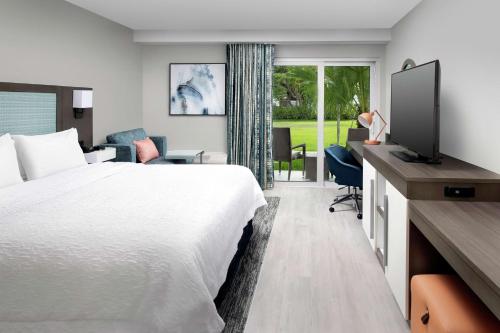 马拉松Hampton Inn Marathon - Florida Keys的一间酒店客房,配有一张床和一台电视