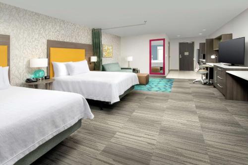 凤凰城Home2 Suites By Hilton Phoenix Airport South的酒店客房带两张床和一间浴室