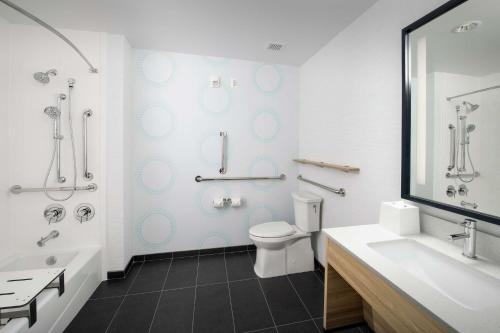 圣安东尼奥Tru By Hilton San Antonio Lackland Sea World的浴室配有卫生间、盥洗盆和淋浴。