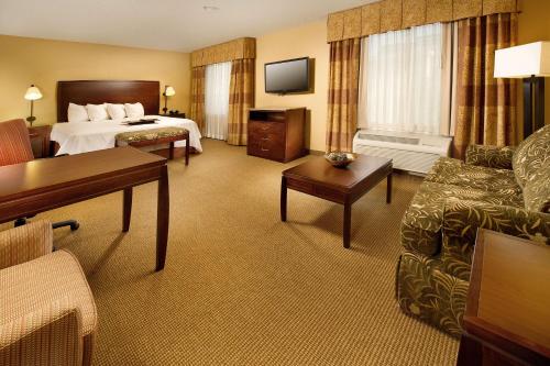 圣安东尼奥圣安东尼奥机场汉普顿酒店及套房的酒店客房,配有床和沙发