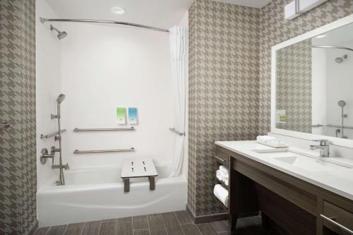 阿什维尔Home2 Suites By Hilton Asheville Biltmore Village的带浴缸、水槽和淋浴的浴室