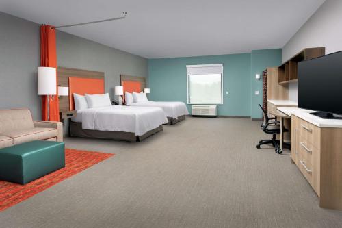 阿什维尔Home2 Suites By Hilton Asheville Biltmore Village的酒店客房配有两张床和一张书桌