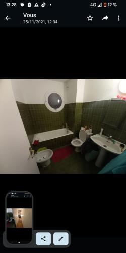 佩皮尼昂idéal pour vacances et affaires的浴室的照片,浴室设有两个卫生间和一个水槽
