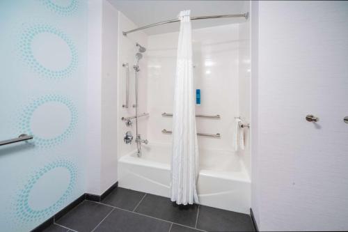 布卢明顿Tru By Hilton Minneapolis Mall of America的带淋浴和浴缸的白色浴室