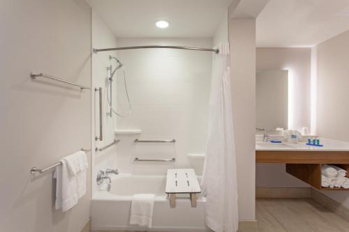布里格姆城Holiday Inn Express & Suites - Brigham City - North Utah, an IHG Hotel的白色的浴室设有浴缸和水槽。