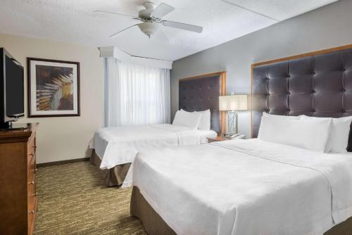 霍利奥克霍利奥克斯普林菲尔德/北希尔顿惠庭套房酒店的酒店客房配有两张床和吊扇。