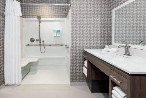 奥兰多Home2 Suites By Hilton Orlando Near UCF的带浴缸、水槽和淋浴的浴室