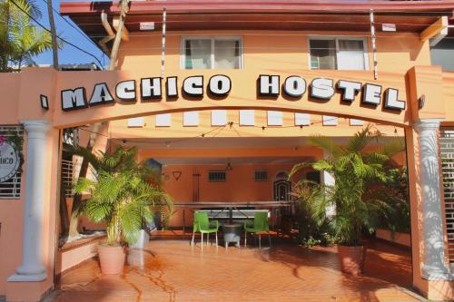 巴拿马城厄尔玛齐科旅馆的带有阅读地铁酒店的标志的酒店