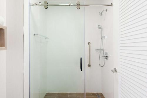 萨拉索塔萨拉索塔莱克伍德牧场希尔顿惠庭套房酒店的浴室里设有玻璃门淋浴