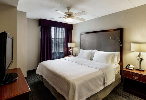 奇克托瓦加布法罗机场希尔顿惠庭套房酒店的酒店客房设有一张大床和一台电视。