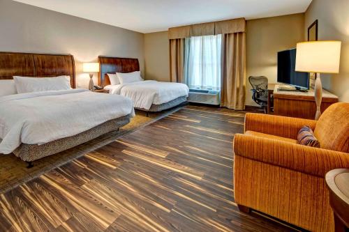 布伦特伍德纳什维尔布伦特伍德和腾花园酒店的酒店客房,设有两张床和一张沙发