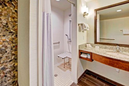 布伦特伍德纳什维尔布伦特伍德和腾花园酒店的一间带水槽和淋浴的浴室
