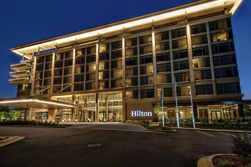 富兰克林Hilton Franklin Cool Springs的一座有黑尔顿标志的建筑