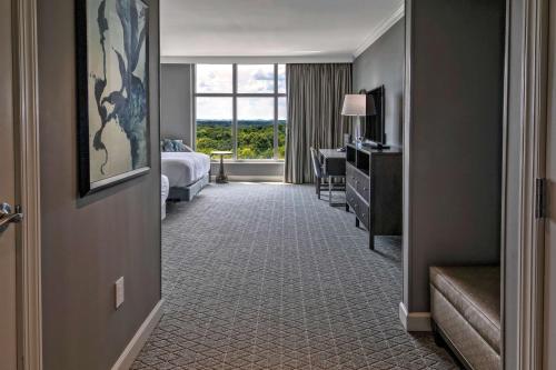 纳什维尔Hilton Nashville Green Hills的酒店客房设有一间带一张床和窗户的卧室