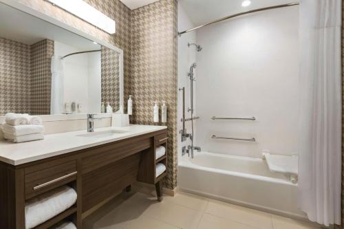 纳什维尔Home2 Suites By Hilton Nashville West End Avenue的一间带水槽、浴缸和镜子的浴室