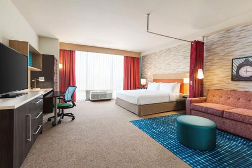 纳什维尔Home2 Suites By Hilton Nashville West End Avenue的酒店客房,配有床和沙发