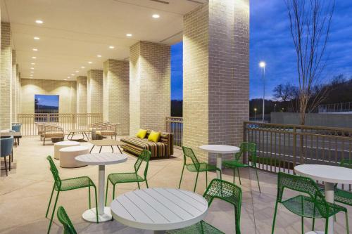 纳什维尔Hilton Garden Inn Nashville West End Avenue的阳台的天井配有桌椅