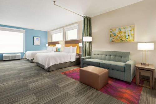 科罗拉多斯普林斯Home2 Suites By Hilton Colorado Springs South, Co的酒店客房,配有床和沙发