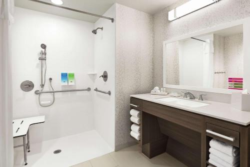 科罗拉多斯普林斯Home2 Suites By Hilton Colorado Springs South, Co的一间带水槽和淋浴的浴室