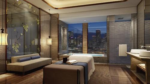 南宁南宁中心永恒皇冠假日酒店的酒店客房配有一张床和浴缸。