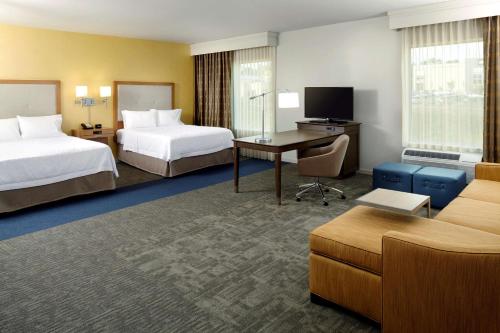 罗宾逊镇汉普顿匹兹堡机场南/定居岭酒店的酒店客房配有两张床和一张书桌