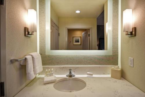 盐湖城Homewood Suites By Hilton Salt Lake City Airport的一间带水槽和大镜子的浴室