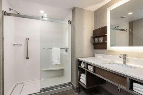 渥太华渥太华国家酒店及套房，阿三得连锁酒店的带淋浴、盥洗盆和镜子的浴室