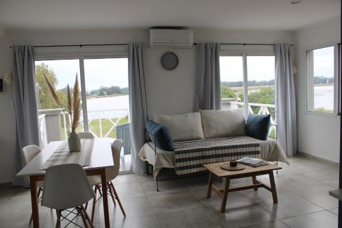奇基塔湖巴尔内阿里奥COMPLEJO LA ISLA MAR CHIQUITA的客厅配有沙发和桌子
