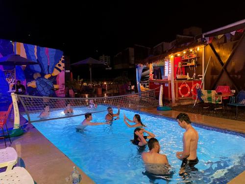 圣希尔Trip Monkey Hostel的一群人晚上在游泳池里
