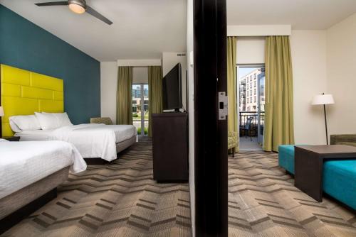 伊代纳Homewood Suites By Hilton Edina Minneapolis的酒店客房设有两张床和一台平面电视。