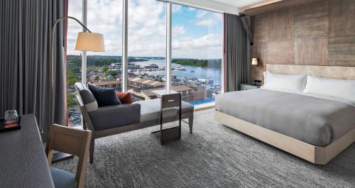 华盛顿华盛顿特区码头希尔顿Canopy酒店的酒店客房设有一张床和一个大窗户