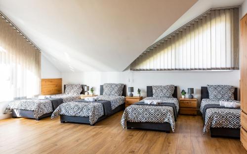 AntonieGREEN GAS - Gościniec Sami Swoi的客房设有四张沙发、一张床和窗户。