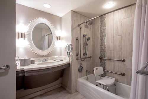 奥兰多洛伊斯皇家太平洋度假酒店的一间带水槽、浴缸和镜子的浴室