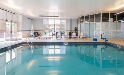 哥伦布哥伦布希尔顿酒店/北极星的大楼内的一个蓝色海水游泳池