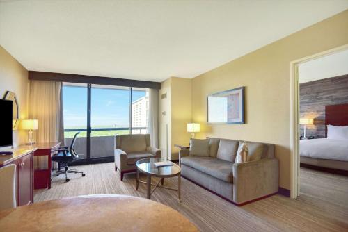 休斯顿DoubleTree by Hilton Hotel & Suites Houston by the Galleria的酒店客房设有一张沙发和一张床