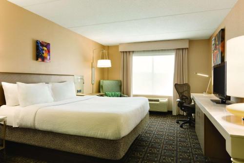 滨湖尼亚加拉湖上尼亚加拉希尔顿花园酒店的配有一张床和一张书桌的酒店客房