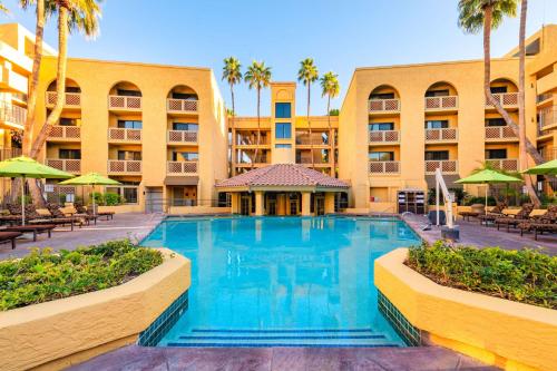 凤凰城Hilton Phoenix Resort at the Peak的酒店前的游泳池