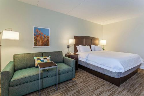 皮博迪Hampton Inn Boston/Peabody的酒店客房,配有床和沙发