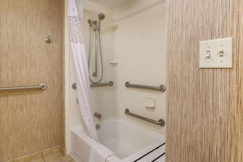乌尔班纳尚佩恩/厄巴纳希尔顿恒庭酒店的带淋浴和浴缸的浴室