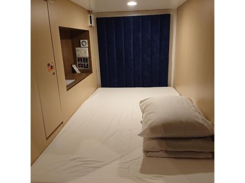 所泽市The Bed and Spa - Vacation STAY 15993v的小房间,设有床和蓝色门