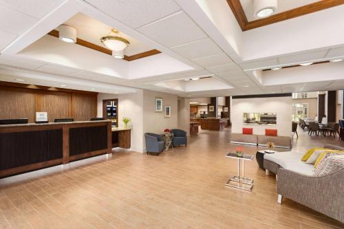 奥兰多奥兰多国际大道/会展中心希尔顿惠庭套房酒店的医院的大厅,里面配有沙发和椅子