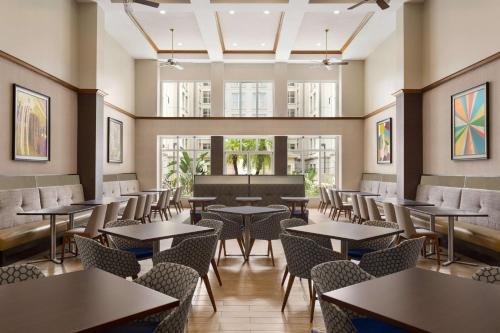 奥兰多奥兰多国际大道/会展中心希尔顿惠庭套房酒店的用餐室配有桌椅